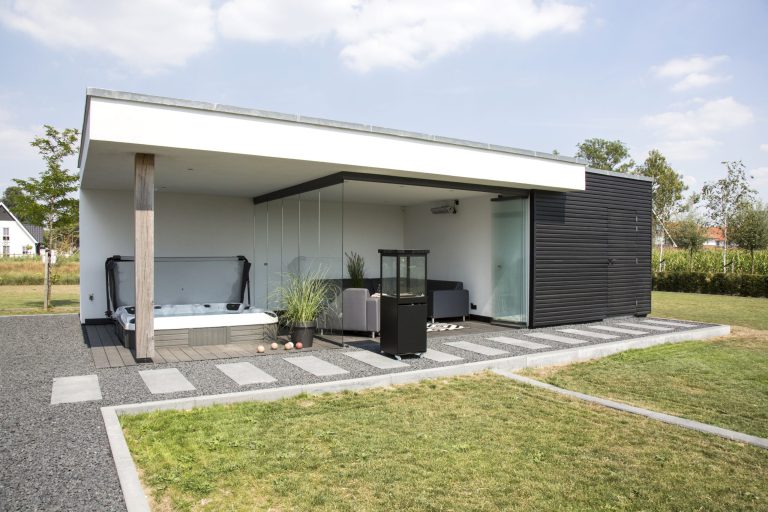 Afbeelding Moderne tuinkamer met haard