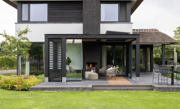 Afbeelding Moderne tuinkamer met haard