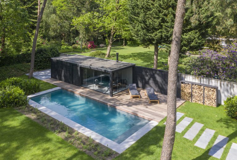 Afbeelding Modern zwart poolhouse